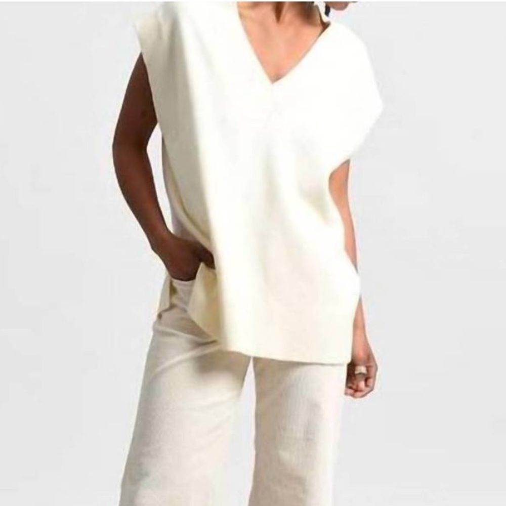 Molly Bracken Sleeveless Oversized V-Neck Sweater Vest ecru off-white Size M